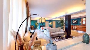 sala de estar con sofá blanco y mesa en Helios Beach Hotel, en Milano Marittima