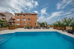 Bazén v ubytování Apartments Šćerbe 3103 nebo v jeho okolí