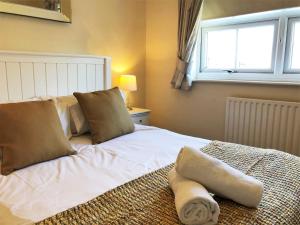 Krevet ili kreveti u jedinici u okviru objekta Cosy 2-Bedroom Cottages in Central Windsor