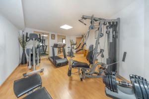 The fitness centre and/or fitness facilities at Hotel Belaval
