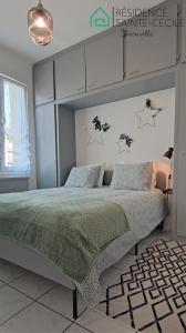 Una cama o camas en una habitación de Résidence Sainte-Cécile