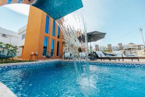 une fontaine au milieu d'une piscine dans l'établissement Villa Panorama Hill, à Dobra Voda