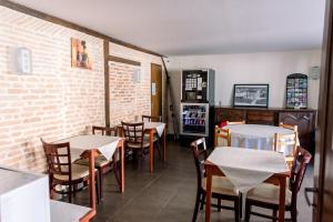 un restaurante con mesas y sillas y una pared de ladrillo en Hotel Atlantique, en Mimizan-Plage