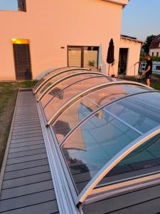a glass roof on top of a house at Ferienwohnung Strandkieker 2 in Ueckermünde