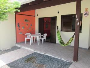 una casa con patio con mesa y sillas en CASA EM PENHA SC PERTO DO BETO CARRERO E DA PRAIA, en Penha