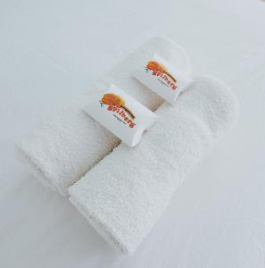 zwei Rollen Toilettenpapier auf einem Handtuch in der Unterkunft Spilberg Resort in Paita