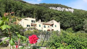 una casa sul fianco di una montagna di Agriturismo Alveare a Finale Ligure