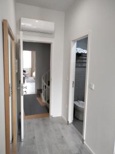 La salle de bains est pourvue d'un lavabo et de toilettes. dans l'établissement Souto Guest House, à Braga