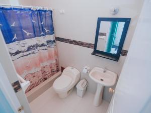 ein Badezimmer mit Toilette und Waschbecken in der Unterkunft Bungalows Spilberg in Paita + 39 Fotos