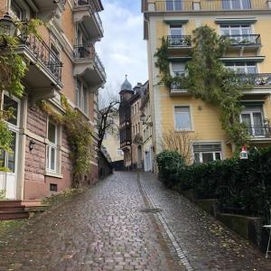 una calle adoquinada en un callejón entre dos edificios en Hirsch Appartements, en Baden-Baden