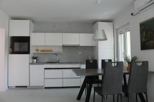 Kuchyňa alebo kuchynka v ubytovaní Apartman Boki