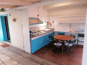 ポルトパーロにあるChalet carratoisのキッチン(テーブル、椅子、シンク付)