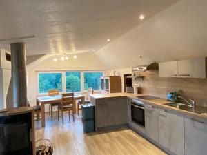 a kitchen with a table and a dining room at Ferienwohnung am Teufelsmoor -KEINE MONTEURE- in Klein Wehnendorf