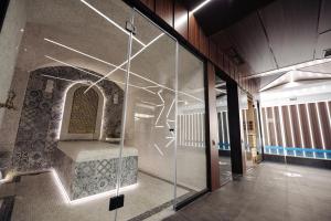una stanza con una parete di vetro con una panca di GS Premium a Yerevan