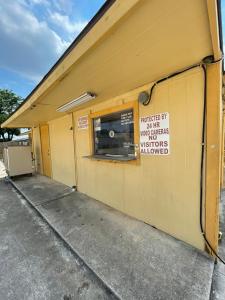 um edifício amarelo com um sinal na lateral em Best Inn Motel Seaworld & Lackland AFB em San Antonio