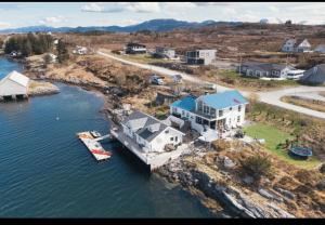 een luchtzicht op een huis en een boot in het water bij Atlantic Panorama in Vevang