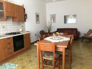 cocina y comedor con mesa y sillas en Maison di Leuca, en Leuca