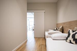 - un salon avec deux canapés blancs dans l'établissement FLORIT FLATS - Valencia Port Rooms I, à Valence