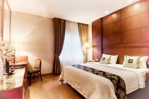 Llit o llits en una habitació de Grand Sakura Hotel