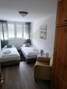 una camera d'albergo con due letti e un divano di Villa Pelso a Balatongyörök
