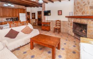 A kitchen or kitchenette at Awesome Home In Montefrio