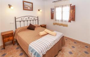 A bed or beds in a room at Awesome Home In Montefrio