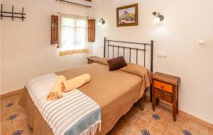 A bed or beds in a room at Awesome Home In Montefrio