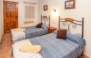 A bed or beds in a room at Awesome Home In Montefrio