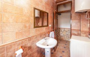 A bathroom at Awesome Home In Montefrio