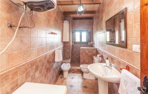 A bathroom at Awesome Home In Montefrio