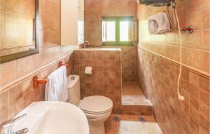 A bathroom at Awesome Home In Montefrio