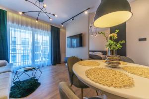 salon i jadalnia ze stołem i krzesłami w obiekcie House Managers - Nadmotławie w Gdańsku