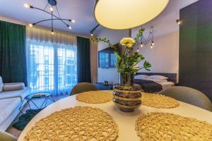 salon ze stołem z wazonem kwiatów w obiekcie House Managers - Nadmotławie w Gdańsku