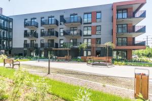 budynek apartamentowy z placem zabaw przed nim w obiekcie House Managers - Nadmotławie w Gdańsku