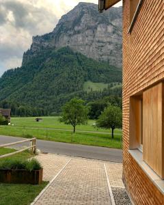 un edificio de ladrillo con vistas a la montaña en Ferienwohnung Schnepfau 24, en Schnepfau