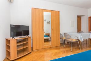 TV a/nebo společenská místnost v ubytování Apartmani Petracie
