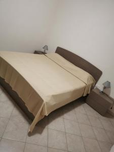 a large bed in a room with two lamps at Case vacanze Baglio Sances in Birgi Vecchi