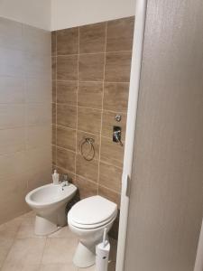 een badkamer met een toilet en een wastafel bij Case vacanze Baglio Sances in Birgi Vecchi
