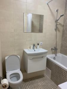 ein Badezimmer mit einem WC, einem Waschbecken und einer Badewanne in der Unterkunft 0263-2 Смарт-апартаменты ЖК «Счастливый» in Kiew