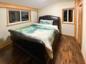 Een bed of bedden in een kamer bij Bella Coola Grizzly Tours Cabins
