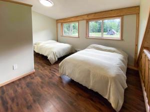 Een bed of bedden in een kamer bij Bella Coola Grizzly Tours Cabins