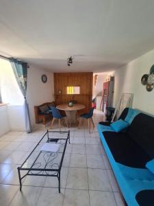 ein Wohnzimmer mit einem Sofa und einem Tisch in der Unterkunft Gite la maison de Jules in Sainte-Énimie