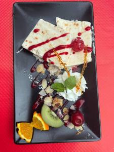 un plato de comida con queso y fruta. en Logis Hôtel restaurant Auberge de la Cascade en Sainte-Énimie