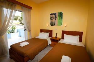 Postel nebo postele na pokoji v ubytování Agios Georgios - 2 Beds - Sleeps 5 - Free Parking