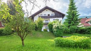 博登斯多夫Haus unter Gerlitzen的院子中间有树的房子
