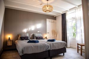 Llit o llits en una habitació de Bosvilla Landgoed Lindehof