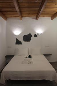 1 dormitorio con 1 cama con 2 toallas en Quinta do Grande Lago, en Reguengos de Monsaraz