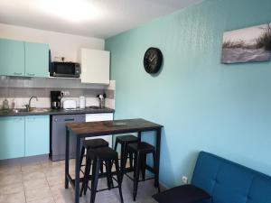 Dapur atau dapur kecil di Maison climatisée avec piscine chauffée