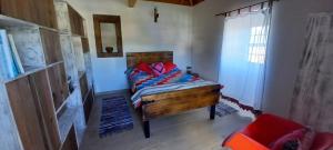 1 dormitorio con 1 cama en una habitación en Casa da Bisa - Santa Maria - Açores, en Santa Bárbara