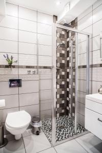 łazienka z toaletą i prysznicem w obiekcie Lawendowy Dworek w mieście Karpacz